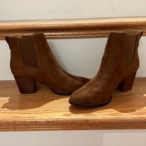 RORY MICROSUEDE HEELED BOOTS
Item AR845
Size: 8H MEDIUM
Color: rich walnut